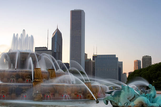 istock Buckingham Fountain & Chicago Skyline at Sundown 93273069