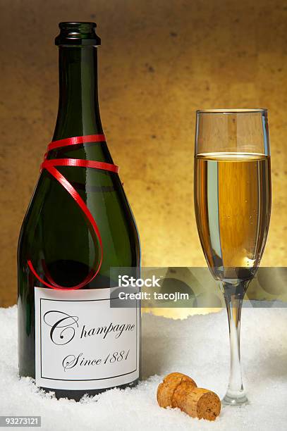 Champagner Für Die Feiertage Stockfoto und mehr Bilder von Alkoholisches Getränk - Alkoholisches Getränk, Band, Begraben