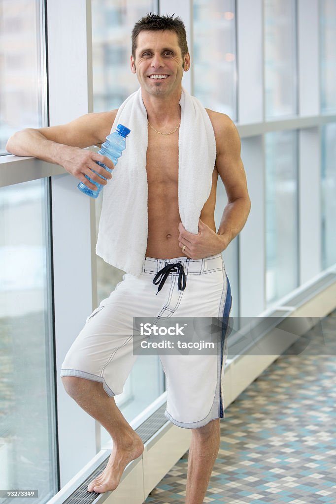 Atlético Homem na piscina - Foto de stock de 35-39 Anos royalty-free