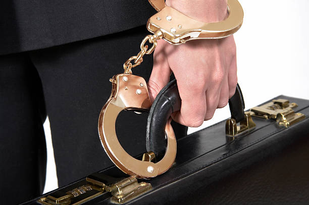 golden esposas en un maletín - golden handcuffs fotografías e imágenes de stock