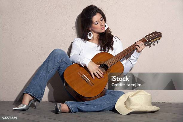 Hispanic Mujer Tocando Guitarra Acústica Foto de stock y más banco de imágenes de Guitarra - Guitarra, Mujer bella, Sombrero de vaquero