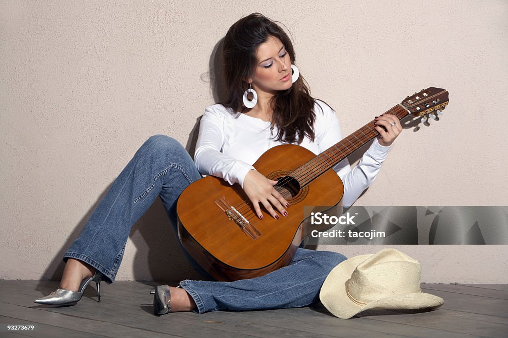 히스패닉계 여성은 게임하기 어쿠스틸 기타 - 로열티 프리 기타-현악기 스톡 사진