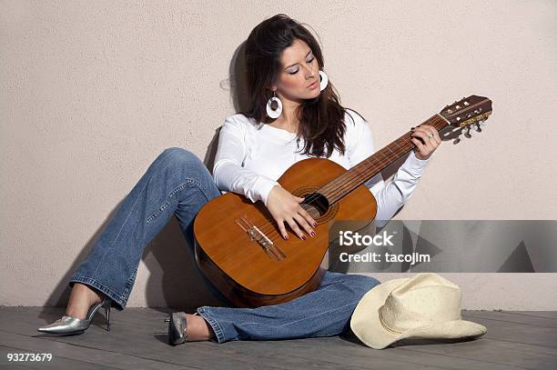 히스패닉계 여성은 게임하기 어쿠스틸 기타 기타-현악기에 대한 스톡 사진 및 기타 이미지 - 기타-현악기, 아름다운 여성, 카우보이 모자