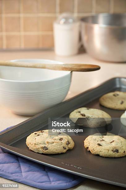 Foto de Cookies Assados e mais fotos de stock de Colher de Pau - Colher de Pau, Forma para assar, Assar