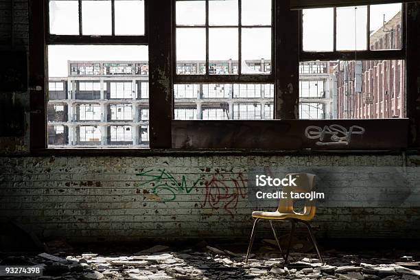 Foto de Abandonado Escola e mais fotos de stock de Acabado - Acabado, Sala de aula, Amontoamento