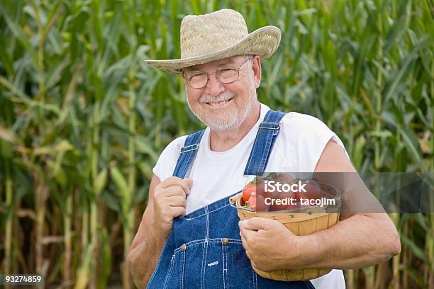 Foto de Agricultor E Suas Culturas e mais fotos de stock de 60 Anos - 60 Anos, Adulto, Adulto maduro