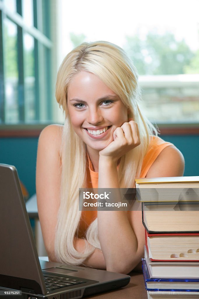 Fille dans une bibliothèque - Photo de Adolescent libre de droits