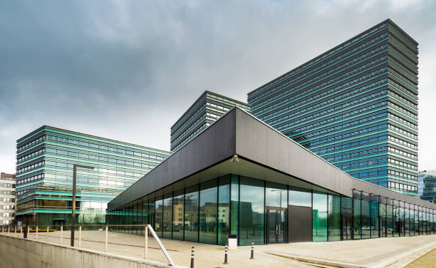 nowoczesne biurowce ze szkła i betonowy - built structure business building exterior glass zdjęcia i obrazy z banku zdjęć