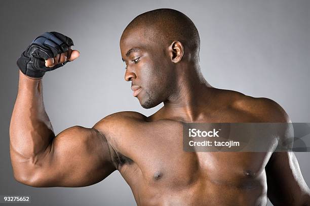 Biceps Foto de stock y más banco de imágenes de Africano-americano - Africano-americano, Flexionar los músculos, Grande