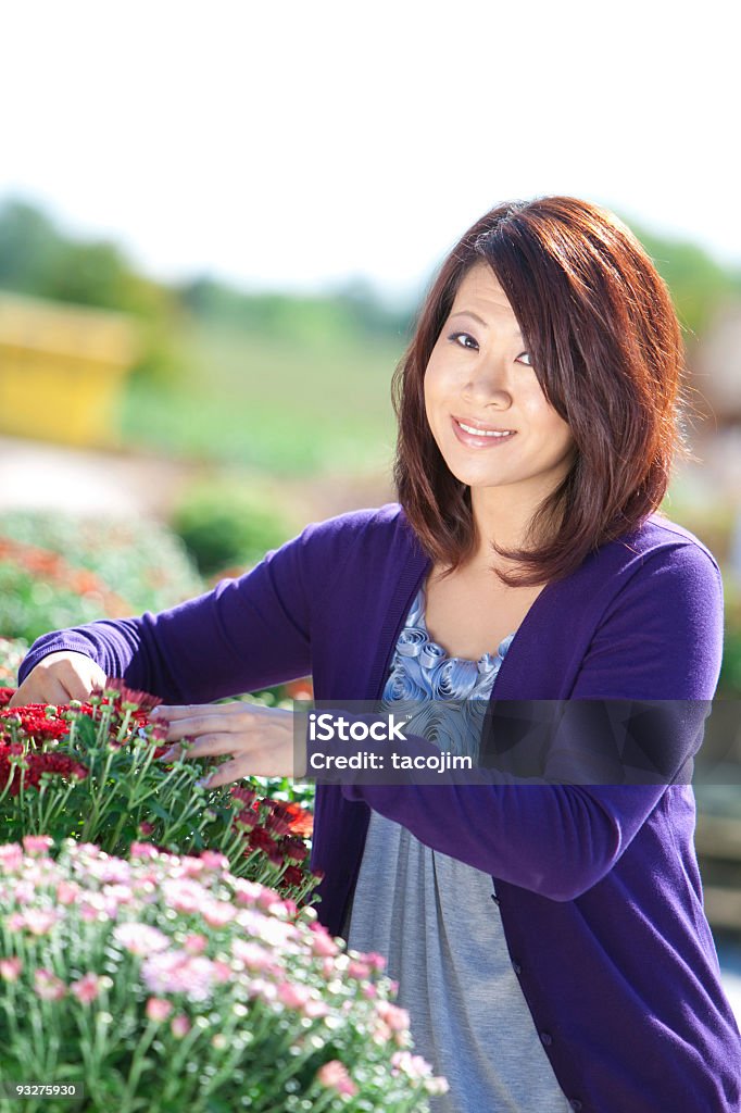 Mulher de compras para GMU em um Centro de Jardinagem - Royalty-free 30-34 Anos Foto de stock