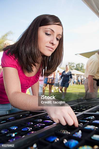 Mujer De Compras En Una Feria De Artes Y Manualidades Foto de stock y más banco de imágenes de 20-24 años