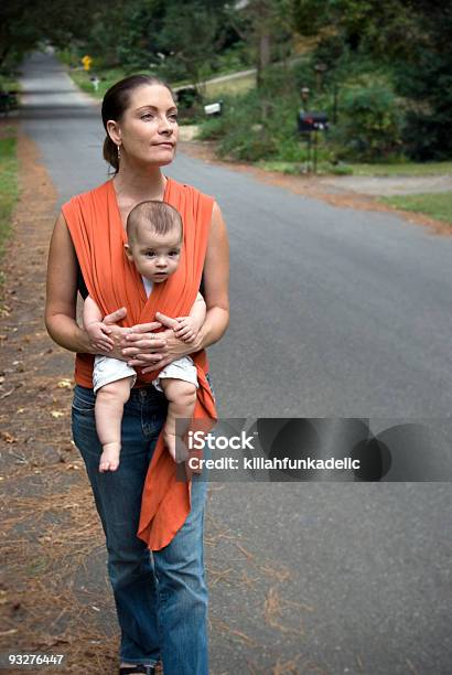 Active Madre E Bambino Slingcarrier - Fotografie stock e altre immagini di 0-11 Mesi - 0-11 Mesi, 6-11 Mesi, Accanto