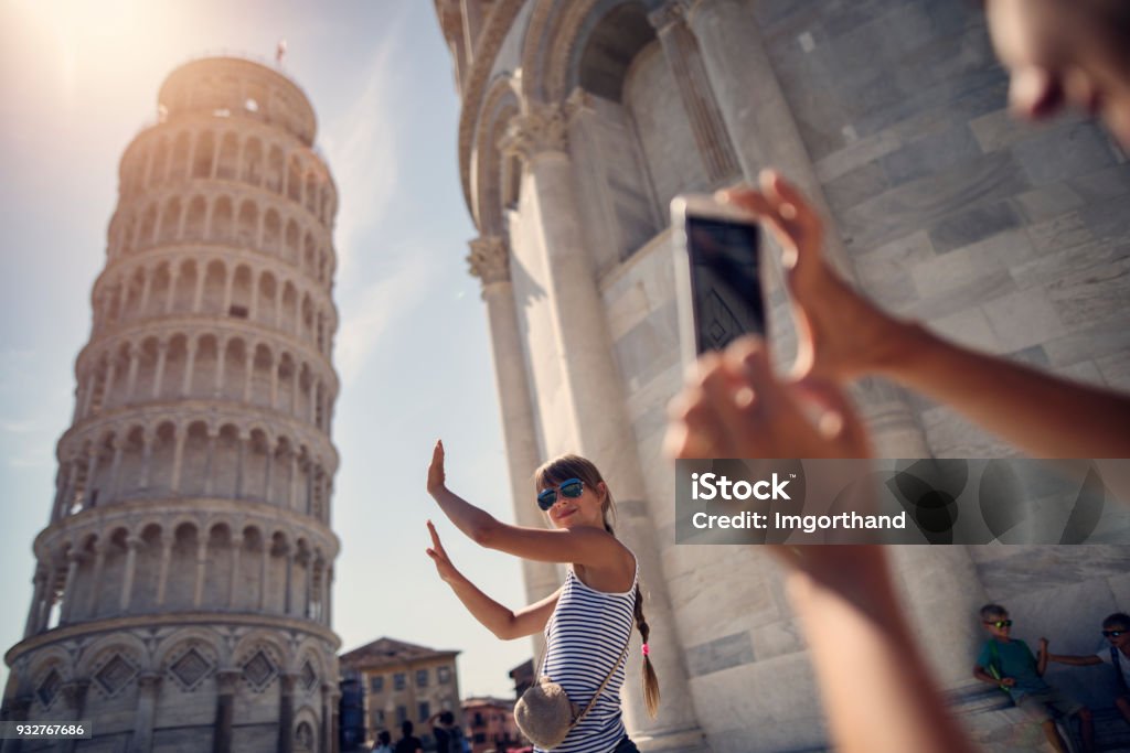 sosteniendo fotos de la torre inclinada de Pisa - Foto de stock de Viajes libre de derechos