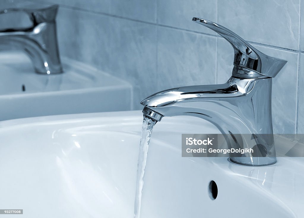 Wasser läuft aus einem Wasserhahn - Lizenzfrei Badewanne Stock-Foto