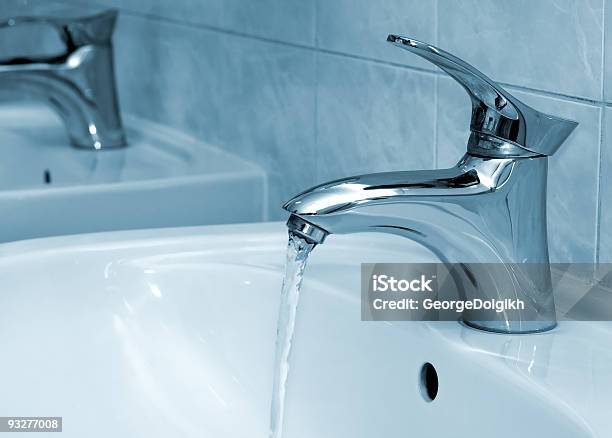Wasser Läuft Aus Einem Wasserhahn Stockfoto und mehr Bilder von Badewanne - Badewanne, Badezimmer, Bathroom