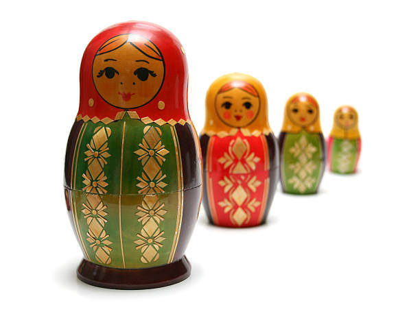 russische'matreshka'spielzeug isoliert auf weißem hintergrund - russian nesting doll small group of objects wood doll stock-fotos und bilder