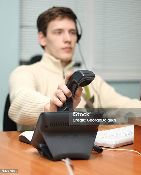 Call Center Operatora Na Telefon - zdjęcia stockowe i więcej obrazów Aranżować - Aranżować, Białe kołnierzyki, Biurko