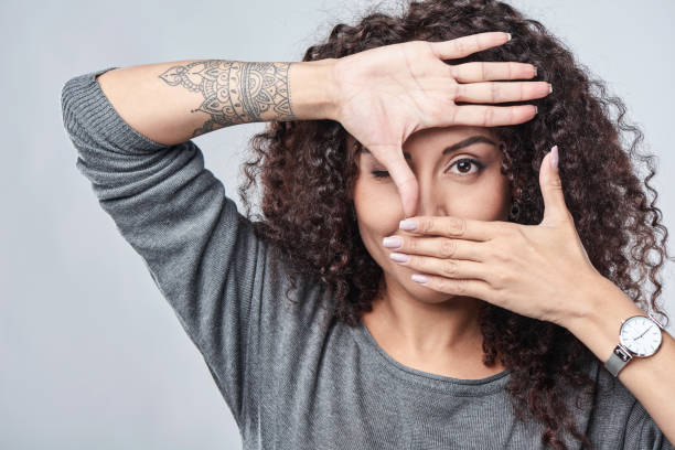 mujer haciendo marco con las manos - mirando através fotografías e imágenes de stock