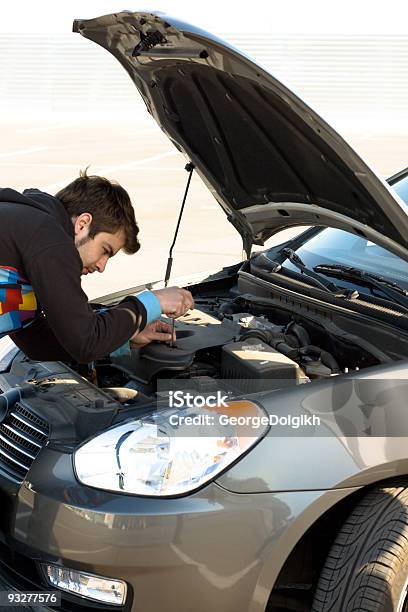 Auto Fahrer Untersuchen Der Motor Des Autos Stockfoto und mehr Bilder von Auto - Auto, Berufsfahrer, Dienstleistung