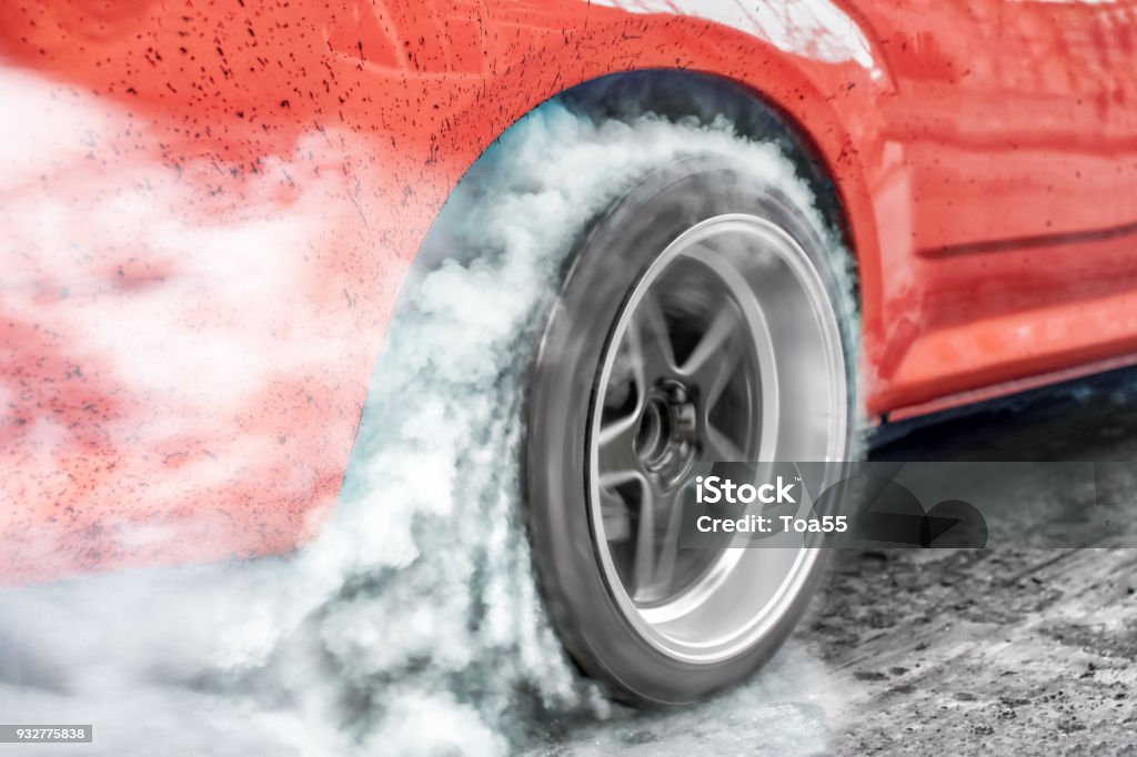 Drag racing car brucia gomma dalle gomme in preparazione alla gara - Foto stock royalty-free di Automobile