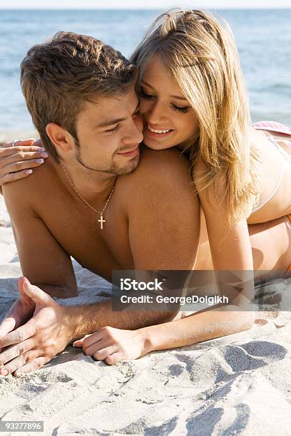 Pareja Romántica En La Playa Foto de stock y más banco de imágenes de Adulto - Adulto, Adulto joven, Agarrar