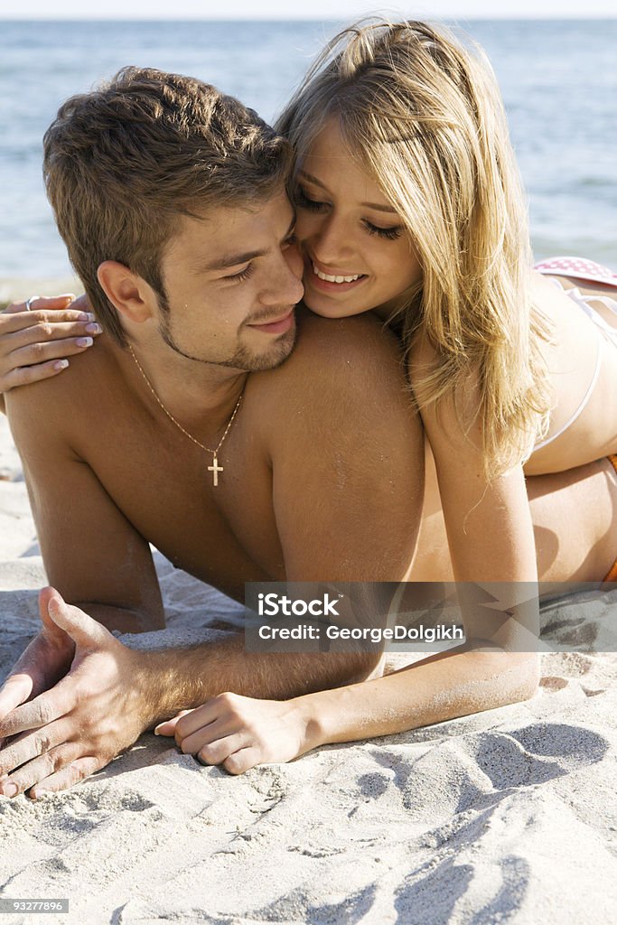 couple romantique sur la mer - Photo de Adulte libre de droits