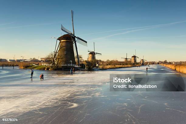 Foto de Dutch Inverno Na Kinderdijk e mais fotos de stock de Patinação Artística - Patinação Artística, Antigo, Atividade