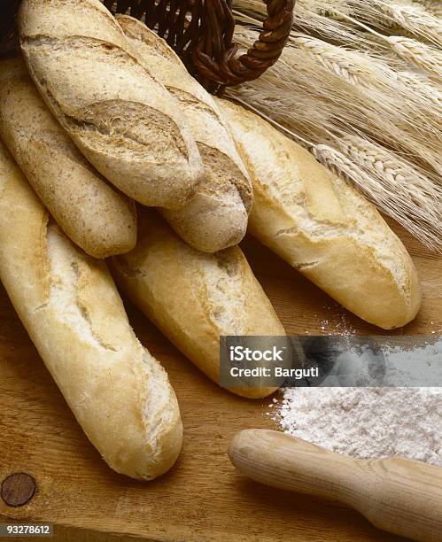 Хлеб — стоковые фотографии и другие картинки Багет - Багет, Белый хлеб, Вертикальный