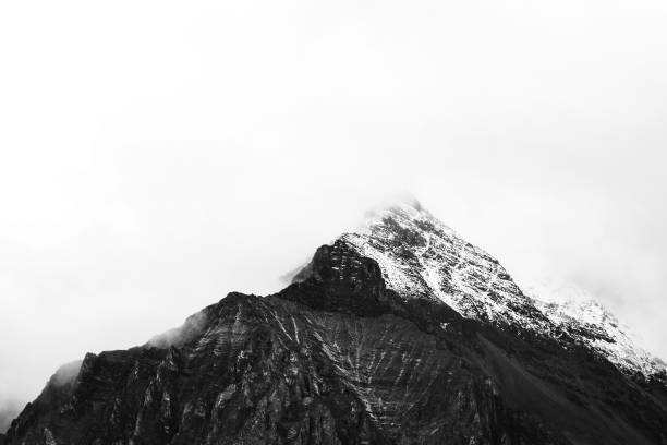 yading 국가 예비에서 산 보기 - black and white landscape image horizontal 뉴스 사진 이미지