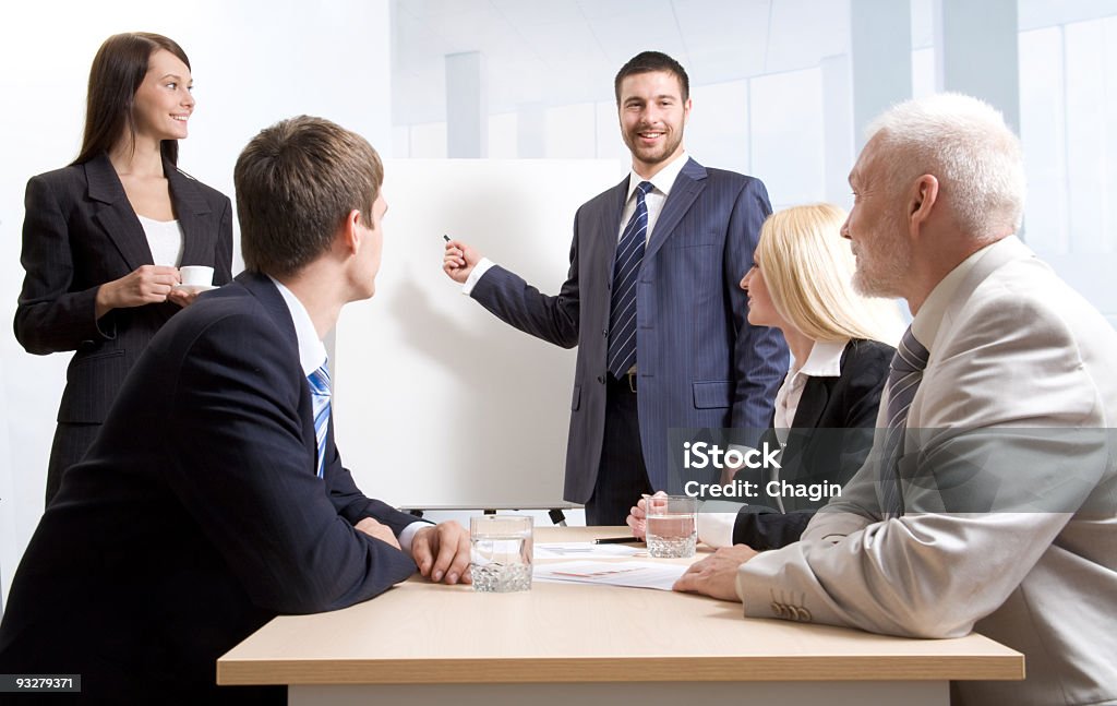 Uomini d'affari discutendo in riunione - Foto stock royalty-free di Abbigliamento da lavoro