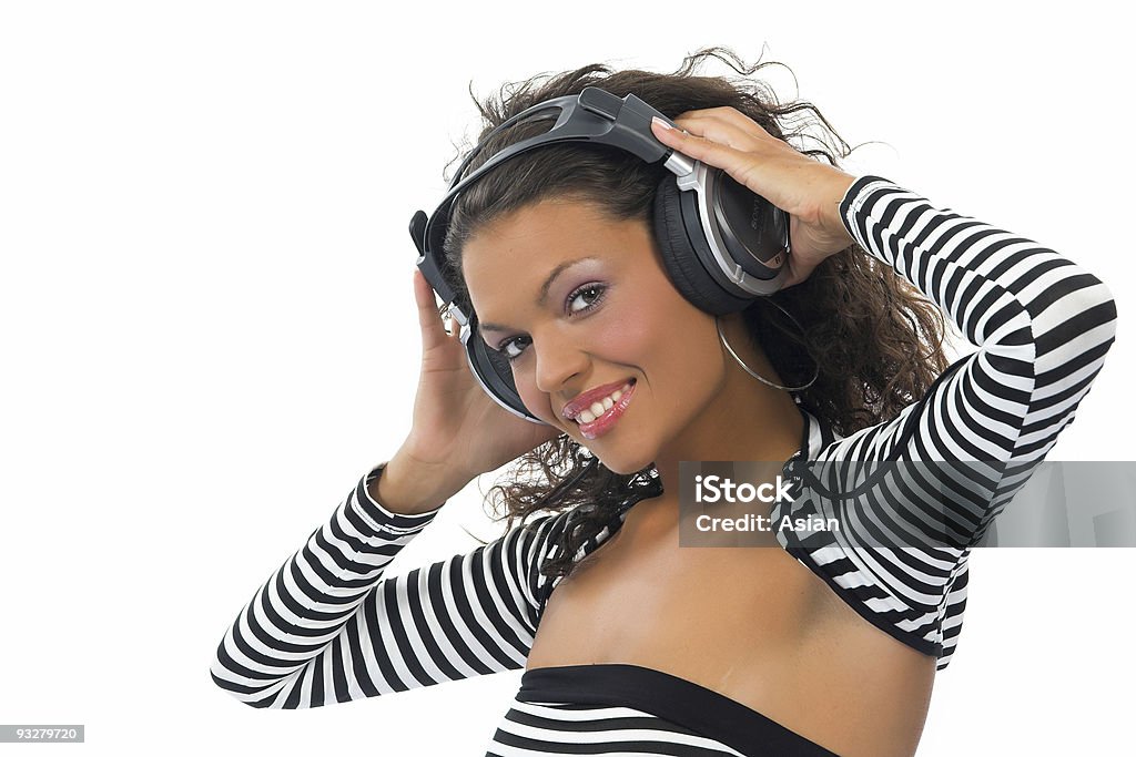 curly brunette girl écoute de la musique - Photo de Adulte libre de droits