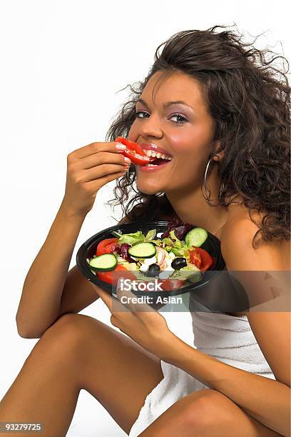 Photo libre de droit de Belle Brunette Fille Manger Salade Fraîche banque d'images et plus d'images libres de droit de Adulte - Adulte, Aliment, Aliments et boissons