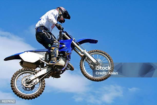 Motocross Salto Foto de stock y más banco de imágenes de Motocross - Motocross, Motocicleta, Sobre ruedas traseras