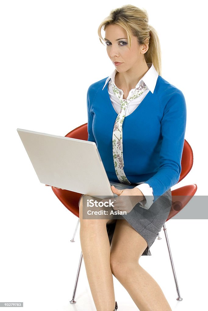 Joven hermosa mujer de negocios trabajando en portátil - Foto de stock de Actividades bancarias libre de derechos