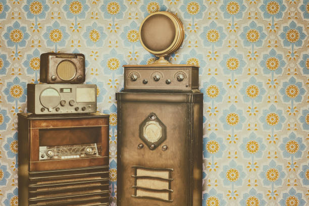 old radio's in front of a retro wallpaper with flower pattern - 1960s style 1950s style record retro revival imagens e fotografias de stock