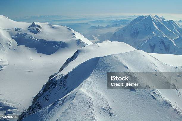 Photo libre de droit de Pics De Denali banque d'images et plus d'images libres de droit de Alaska - État américain - Alaska - État américain, Au-dessus de, Chaîne de montagnes
