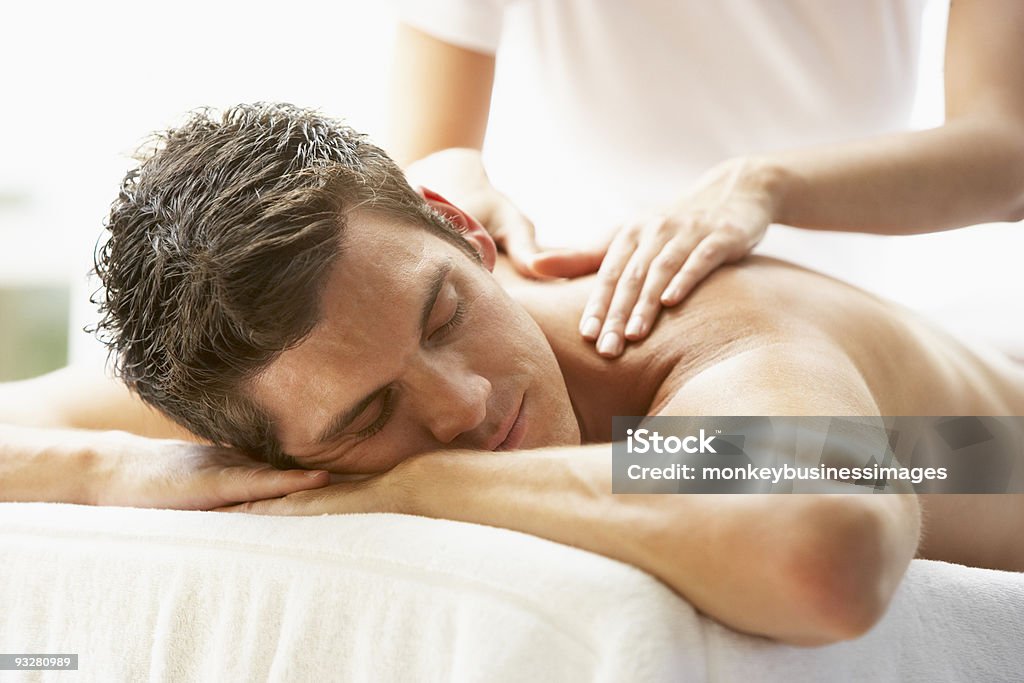 Mann bei einer Massage im Spa - Lizenzfrei Massieren Stock-Foto