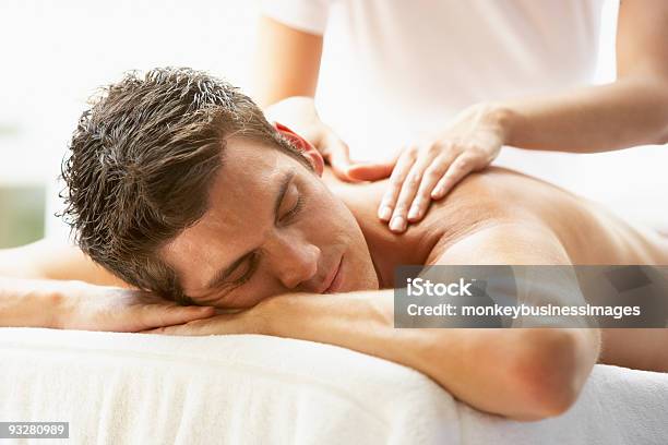 Mann Bei Einer Massage Im Spa Stockfoto und mehr Bilder von Massieren - Massieren, Männer, Masseur