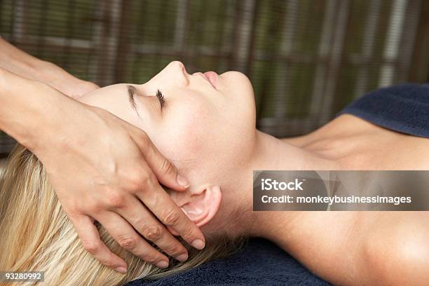 Frau Entspannend Auf Massagetisch Stockfoto und mehr Bilder von Attraktive Frau - Attraktive Frau, Blondes Haar, Erwachsene Person