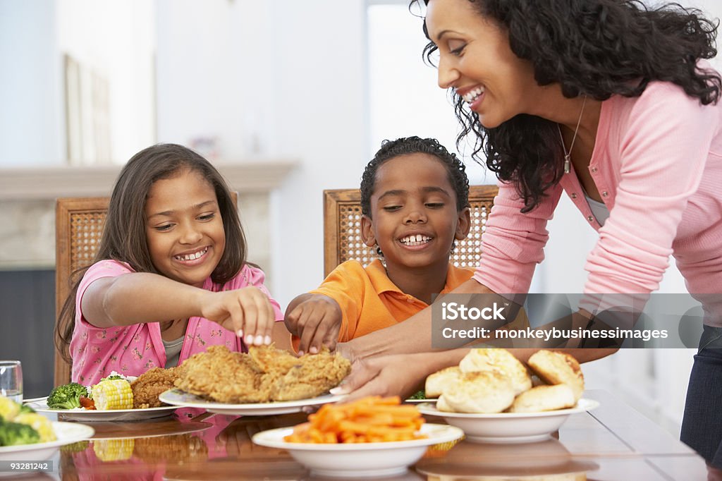 La Madre que sirve una comida - Foto de stock de Comer libre de derechos