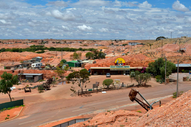 australie, coober pedy, vue sur la ville - coober pedy photos et images de collection