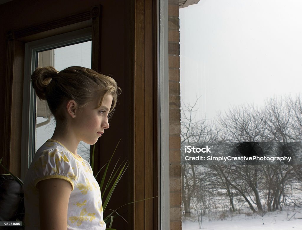 소녀 영감을 주시나요 겨울맞이 창쪽 - 로열티 프리 아이 스톡 사진