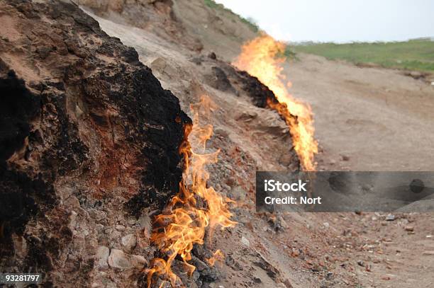 Bruciare Terra Di - Fotografie stock e altre immagini di Azerbaigian - Azerbaigian, Baku, Bruciare