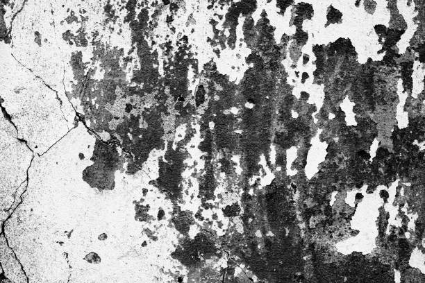 istock Wall fragment with attritions and cracks 932822424