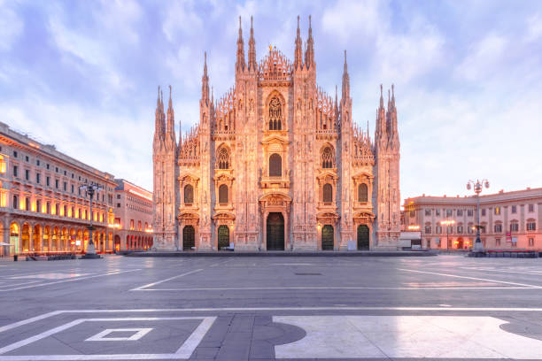 catedral de milán, en piazza del duomo, milán, italia - catedral fotografías e imágenes de stock