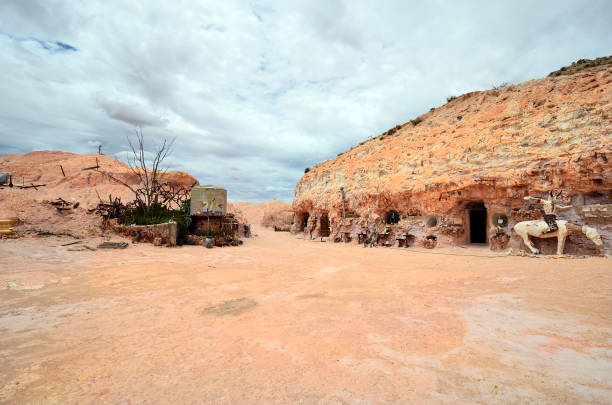 australia, coober pedy, dugout - dugout foto e immagini stock