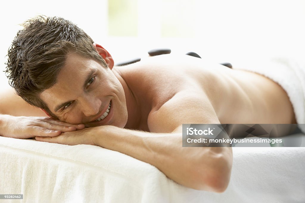 Homme appréciant traitement pierre chaude - Photo de Adulte libre de droits