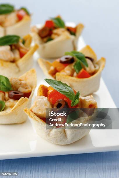 Vorspeisenschnittchen Tomaten Olivenöl Und Basilikum Hähnchen Stockfoto und mehr Bilder von Basilikum