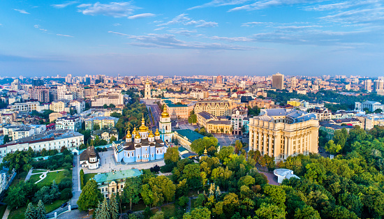 Panorama aéreo del monasterio de San Miguel las cúpulas doradas, Ministerio de Asuntos Exteriores y Cathedral del Santo Sophia en Kiev, Ucrania photo