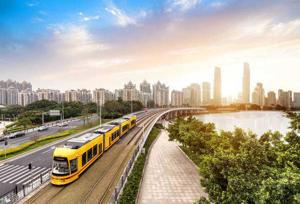 o trem de turismo está dirigindo na cidade, guangzhou, china - urban scene street car nobody - fotografias e filmes do acervo